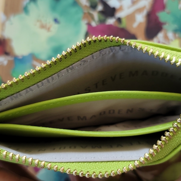 STEVE MADDEN Geen Apple B Slim Zip Around Card Case - Picture 4 of 4